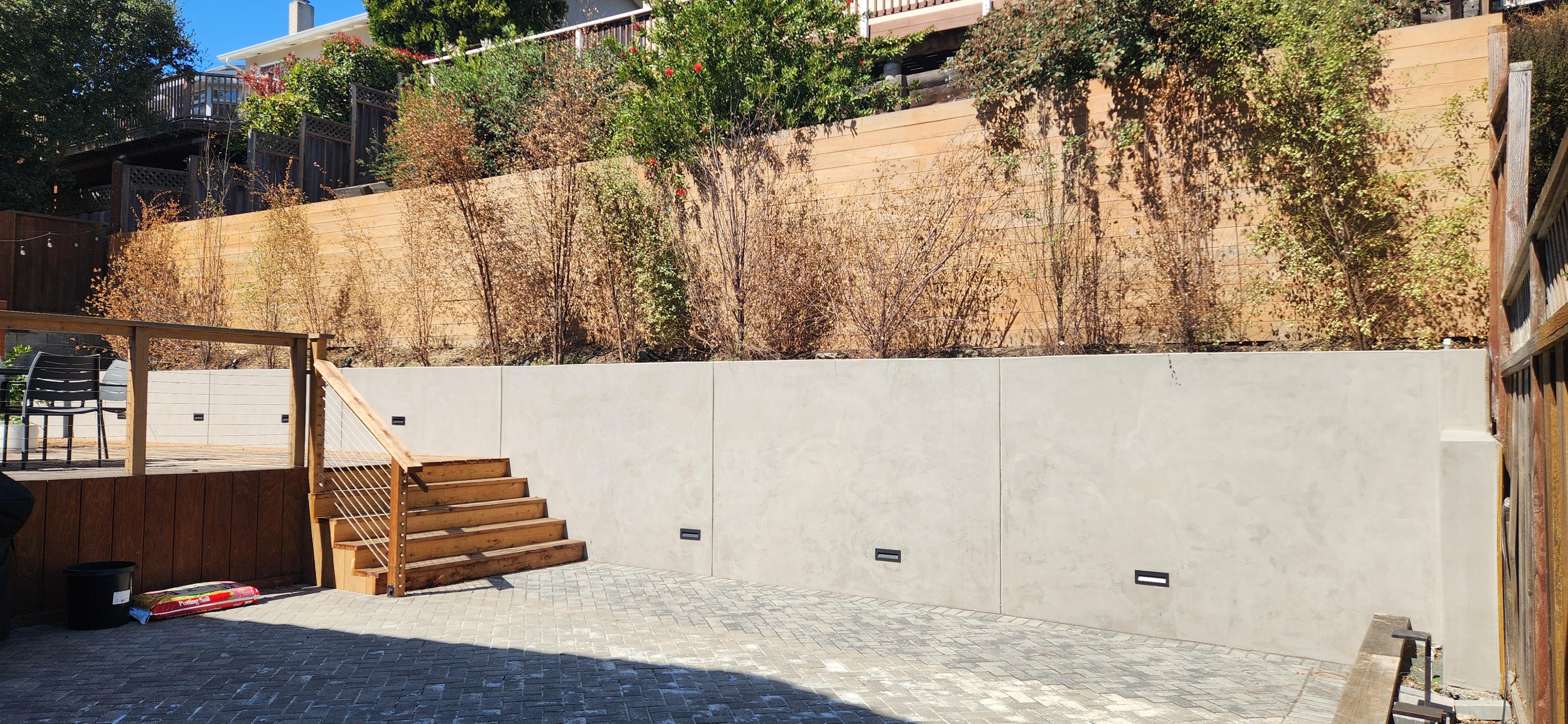 Hillside retaining wall + paver patio